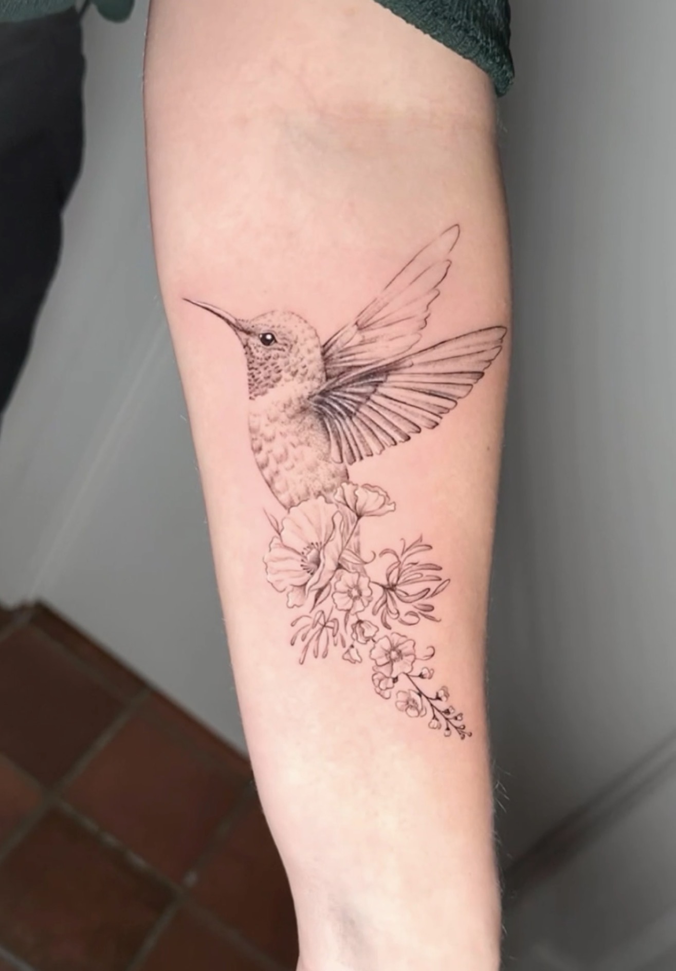 Fine line kolibrie met bloemen tattoo